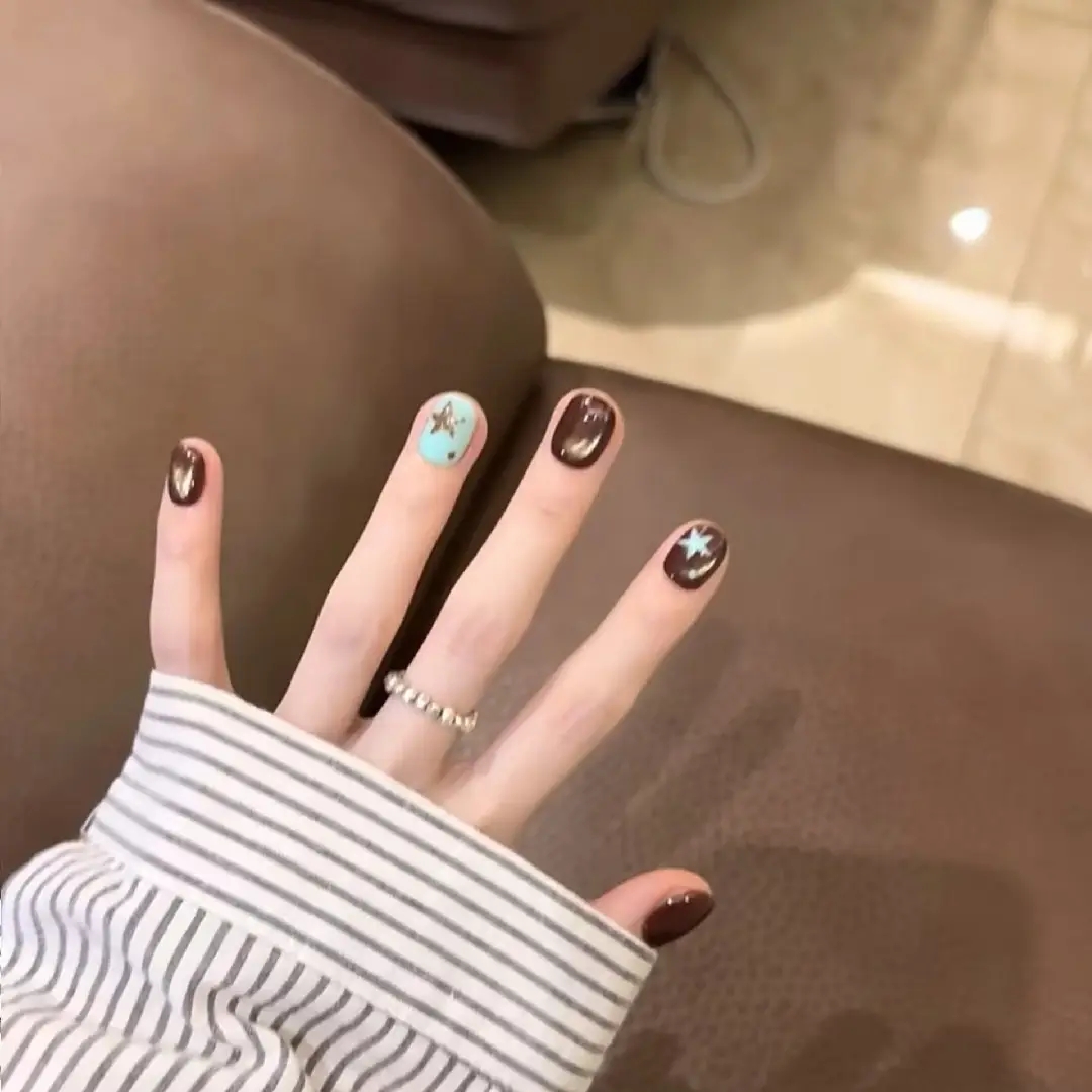 10 قطع من أظافر المياه البنية  - مراجعة Nail Art Emerald وسعره