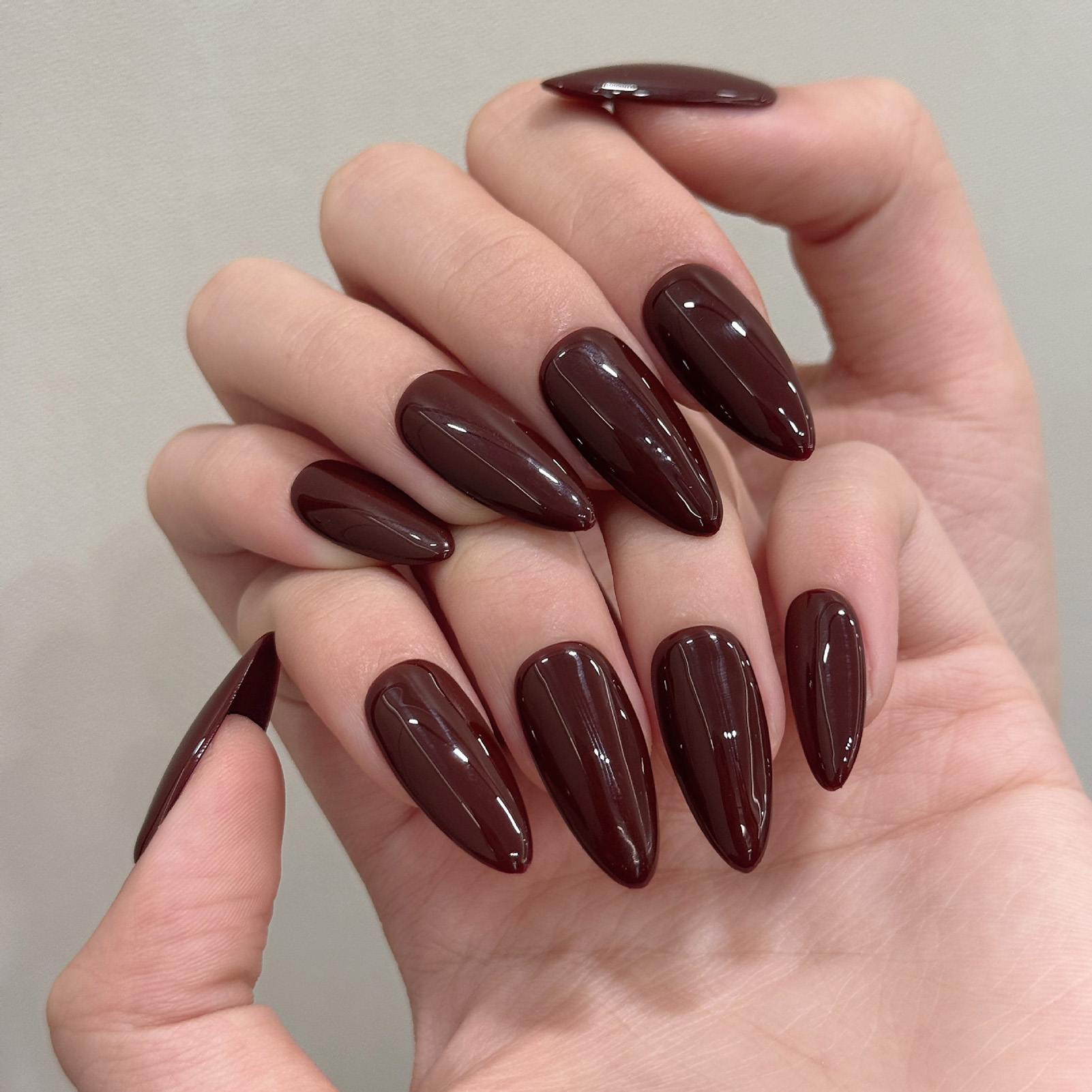 10 قطع أظافر صناعية يدوية الصن - مراجعة Nail Art Emerald وسعره
